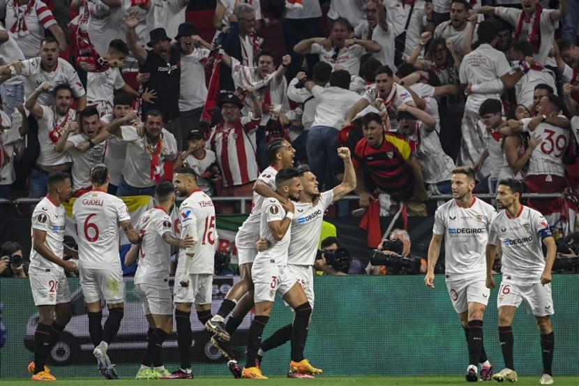Para pemain Sevilla berselebrasi merayakan gol ke gawang AS Roma pada laga final Liga Europa, Kamis (1/6/2023). Sevilla keluar sebagai juara.
