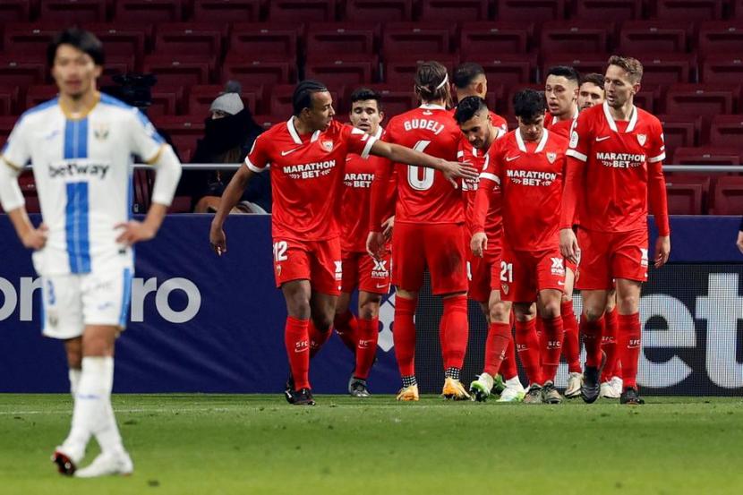 Para pemain Sevilla (Merah) merayakan kepastian lolos ke Babak 32 Besar Copa del Rey.