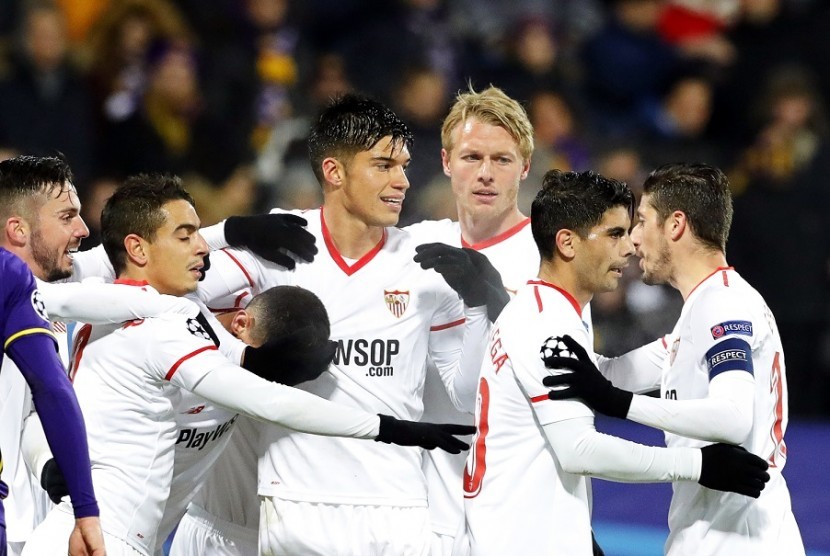 Para pemain Sevilla merayakan gol Ganso ke gawang Maribor.