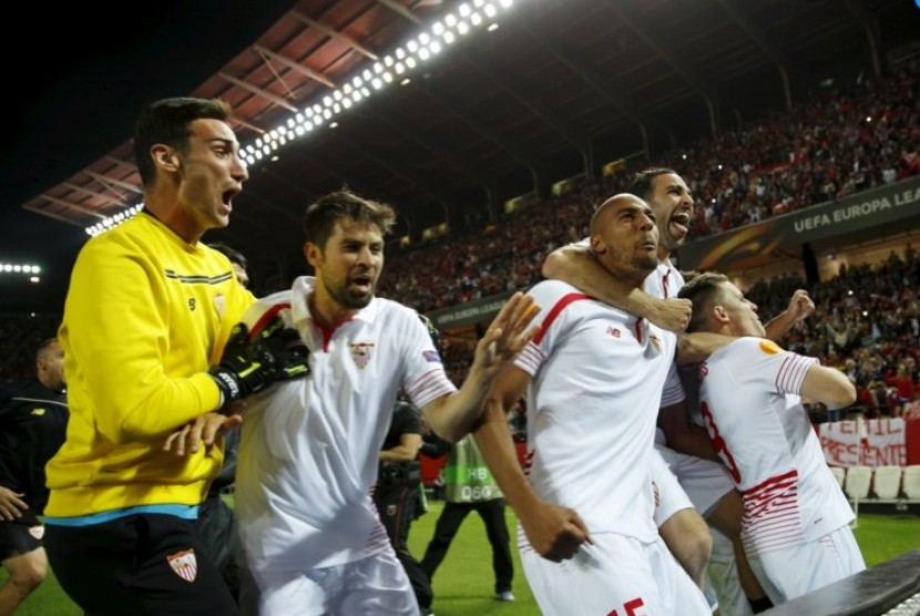 Para pemain Sevilla merayakan kemenangan atas Athletic Bilbao lewat adu penalti.