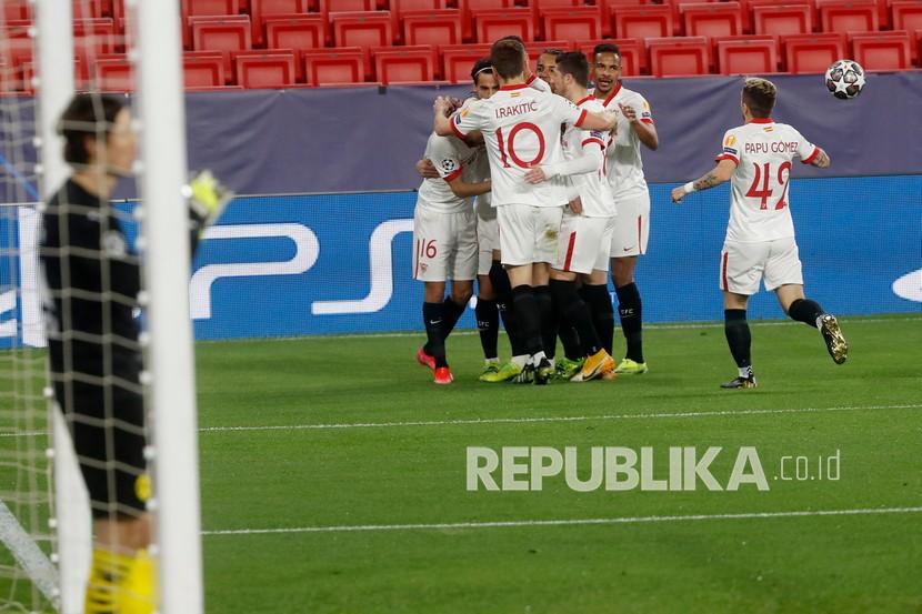  Para pemain Sevilla merayakan gol setelah Suso menjebol gawang Borussia Dortmund pada leg pertama babak 16 besar Liga Champions, di Stadion Ramon Sanchez Pizjuan, Sevilla, Spanyol, Kamis (18/2) dini hari WIB. 
