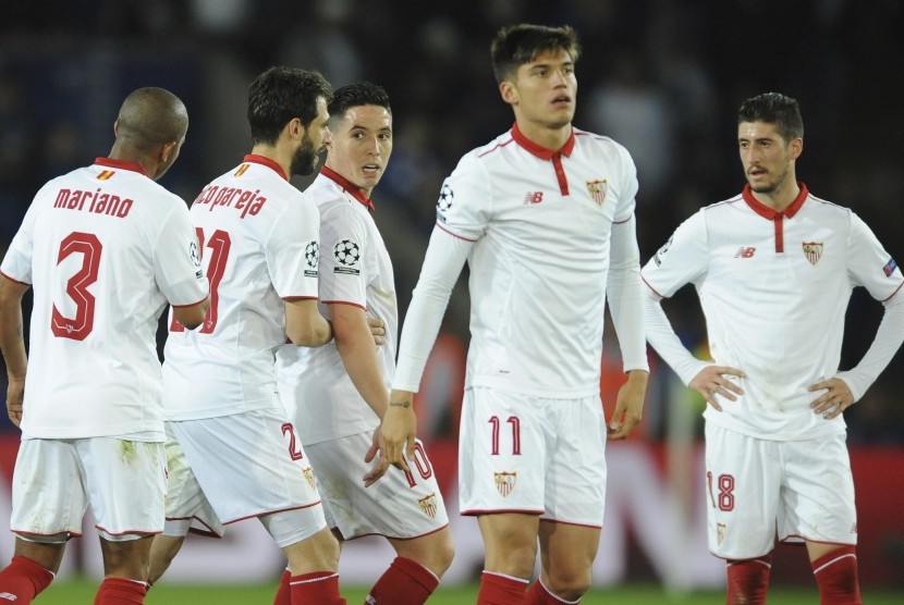 Para pemain Sevilla pada laga Liga Champions lawan Leicester City di stadion King Power, Rabu (15/3) dini hari WIB. Sevilla tersingkir setelah kalah agregat 2-3.