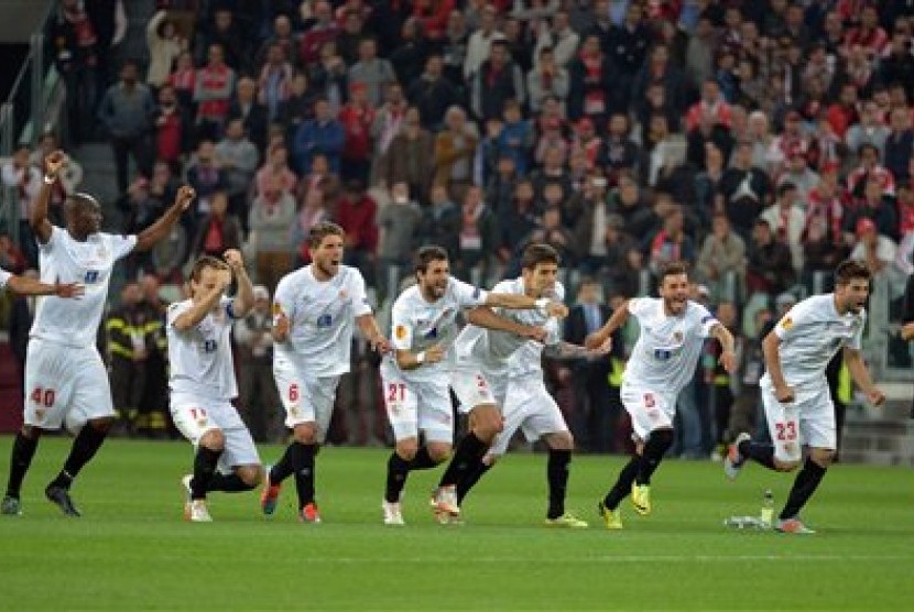 Para pemain Sevilla seusai memastikan diri menjadi juara Liga Europa musim 2013/2014.