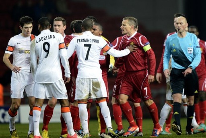 Para pemain Shakhtar Donetsk berseteru dengan para pemain Nordsjaelland pada laga Grup E Liga Champions, di Kobenhavn, Rabu (21/11) dini hari. Shahkhtar mengalahkan tuan rumah 5-2 dan memastikan satu tempat di 16 besar.