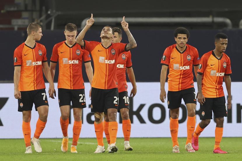 Para pemain Shaktar Donetsk melakukan selebrasi seusai mencetak gol ketiga ke gawang FC Basel, beberapa waktu lalu.