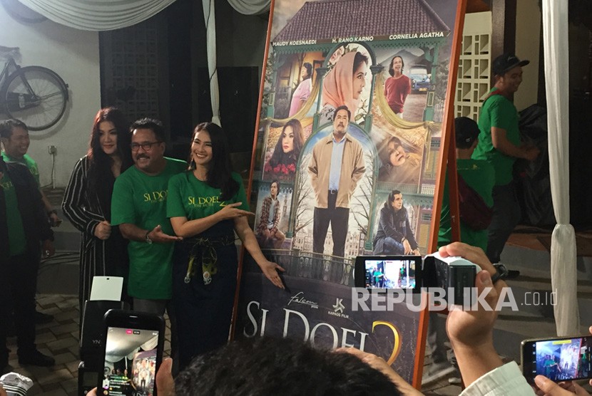 Para pemain Si Doel The Movie 2 menggelar konferensi pers  peluncuran poster dan trailer Si Doel The Movie 2 di Rumah Si Doel,  Jakarta Selatan pada Rabu (27/3). 
