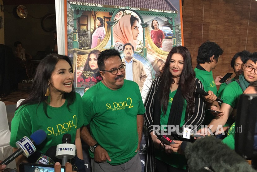 Para pemain Si Doel The Movie 2 menggelar konferensi pers  peluncuran poster dan trailer Si Doel The Movie 2 di Rumah Si Doel,  Jakarta Selatan pada Rabu (27/3). 