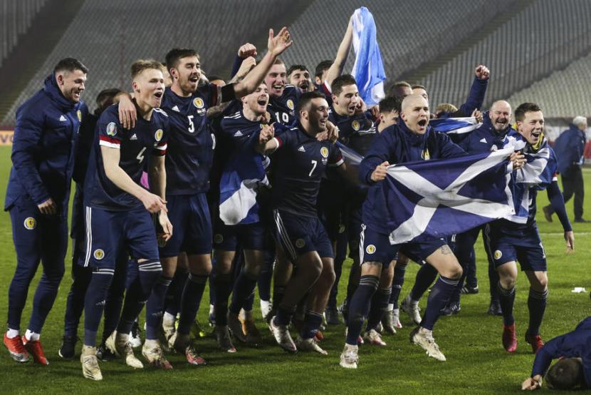 Para pemain Skotlandia merayakan keberhasilan menaklukkan Serbia 5-4 lewat adu penalti pada play-off kualifikasi Euro 2020. Skotlandia lolos ke Euro 2020 yang digelar tahun depan berkat kemenangan ini.