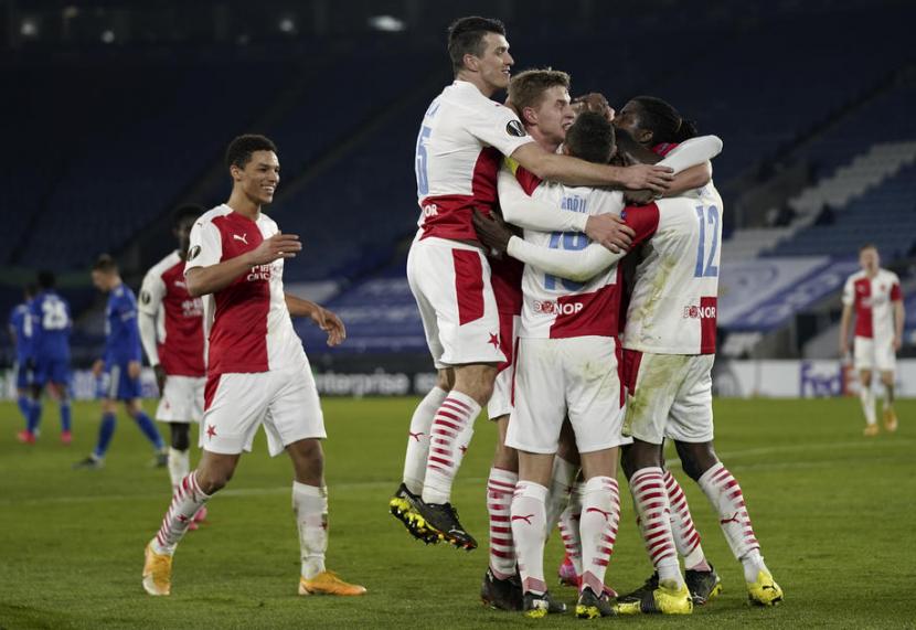 Para pemain Slavia Praha merayakan gol ke gawang Leicester City di Liga Europa.