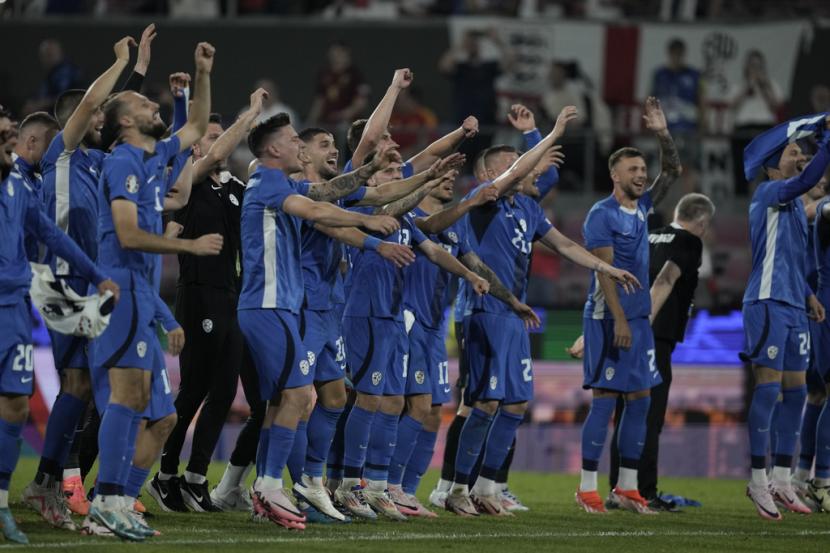 Para pemain Slovenia merayakan hasil imbang tanpa gol melawan Inggris dalam laga terakhir Grup C Euro 2024 di Cologne, Rabu (26/6/2024) dini hari WIB. Hasil imbang ini mengantarkan Slovenia ke babak 16 besar Euro 2024.