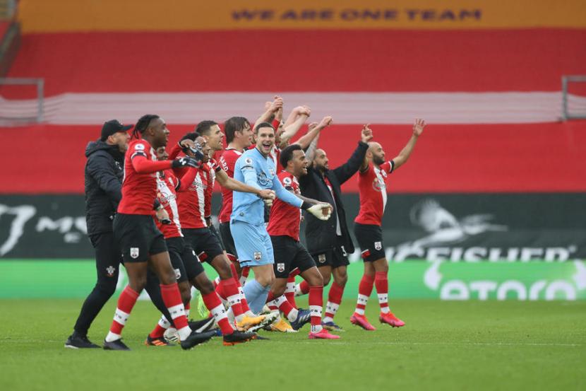 Para pemain Southampton merayakan kemenangan 3-0 atas Sheffield United pada laga lanjutan Liga Primer Inggris, Ahad (13/12).