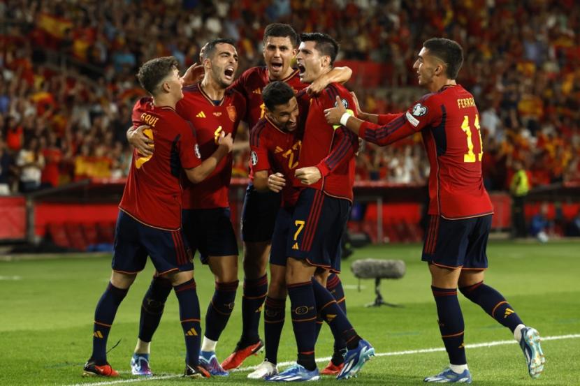 Para pemain Spanyol merayakan gol Alvaro Morata (kedua kanan) ke gawang Skotlandia dalam laga Grup A Kualifikasi Euro 2024,