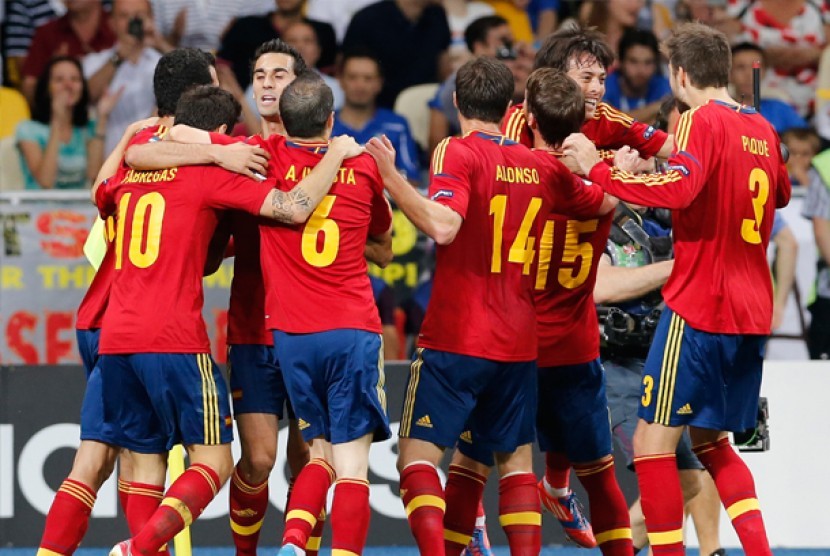 Para pemain Spanyol merayakan gol ke gawang Italia, Senin (2/7) dinihari WIB. 