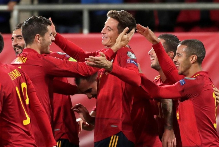 Para pemain Spanyol merayakan gol ke gawang Malta.