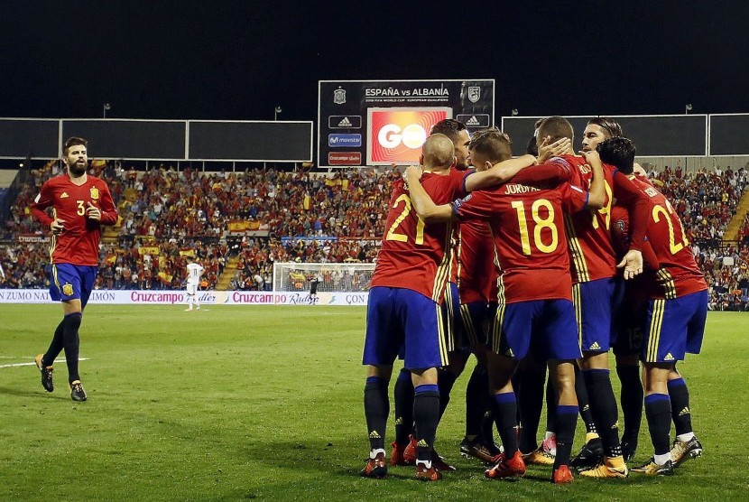 Para pemain Spanyol merayakan gol pertama ke gawang Albania pada kualifikasi Piala Dunia 2018 Grup G di Stadion Jose Rico Perez, Alicante, Valencia, Spanyol, Sabtu (7/10) dini hari WIB.