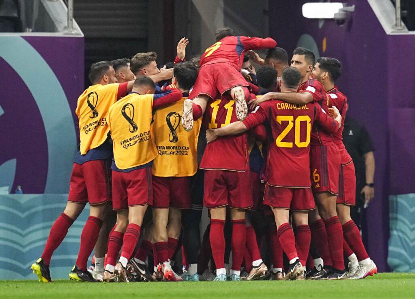  Para pemain Spanyol merayakan gol pertama mereka selama pertandingan sepak bola grup E Piala Dunia antara Spanyol dan Jerman, di Stadion Al Bayt di Al Khor, Qatar, Senin (28/11/2022) dini hari WIB.