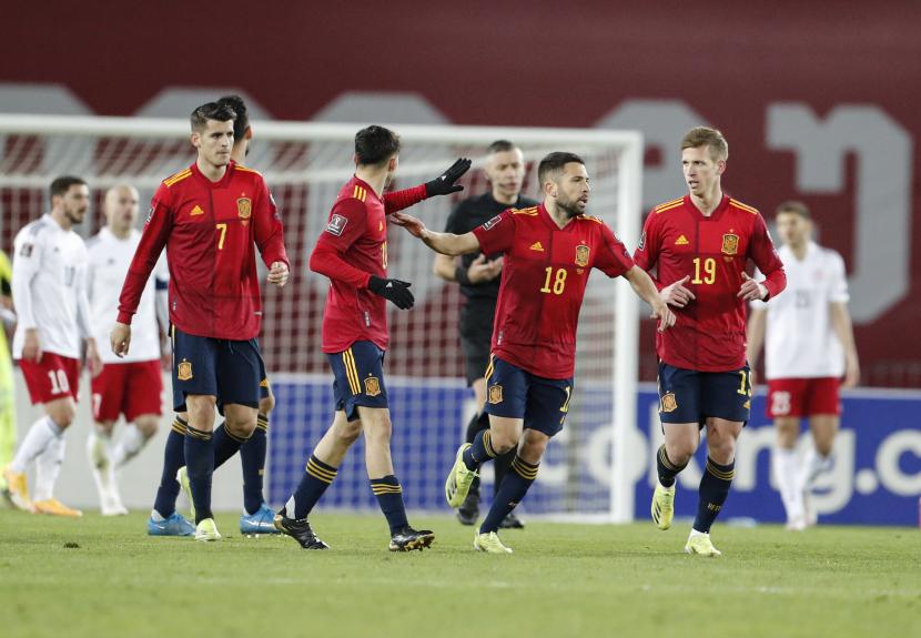 Para pemain Spanyol merayakan keberhasilan mencetak gol ke gawang Georgia pada lanjutan kualifikasi Piala Dunia 2022 di Tbilisi, Georgia, Senin (29/3) dini hari WIB. 