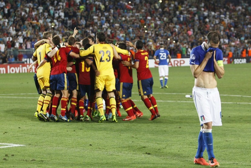 Para pemain Spanyol merayakan kemenangan di Kejuaraan Eropa (Piala Eropa) U-21 di Israel setelah mengalahkan Italia 4-2 di final.