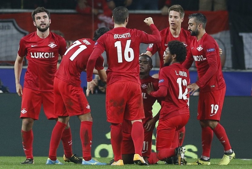 Para pemain Spartak Moskow merayakan gol yang dicetak Fernando ke gawang Liverpool.