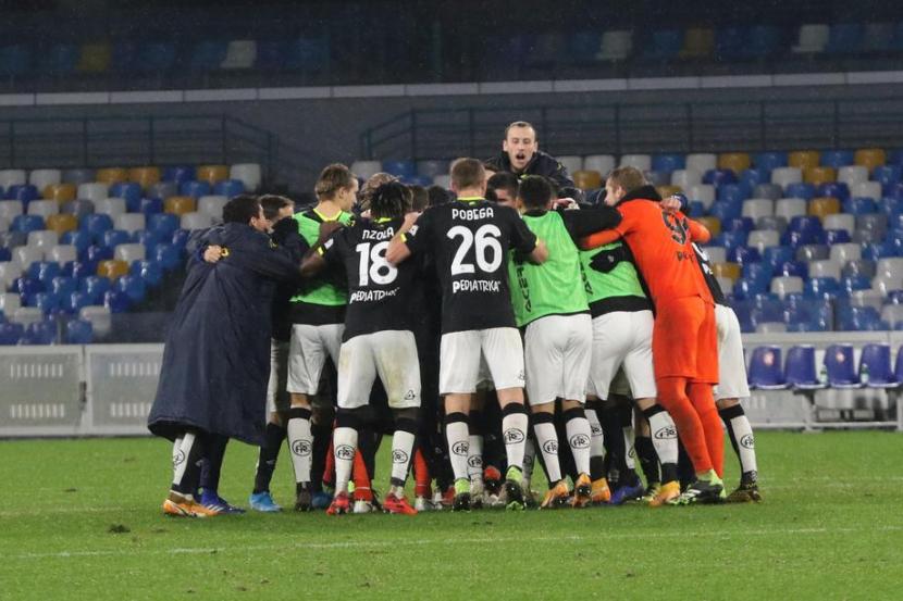 Para pemain Spezia merayakan kemenangan 2-1 atas Napoli.