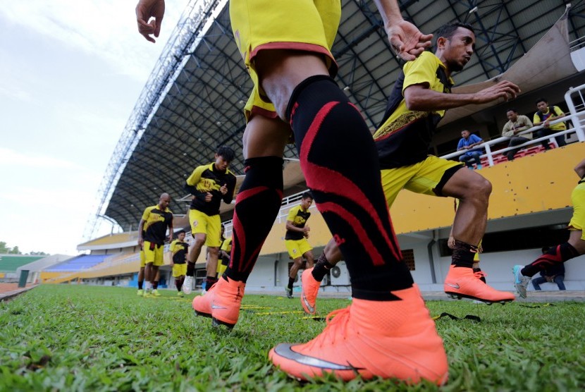 Para pemain Sriwijaya FC mengikuti latihan perdana di Stadion Gelora Sriwijaya Jakabaring (GSJ) Palembang, Sumatera Selatan, Kamis (14/4). 