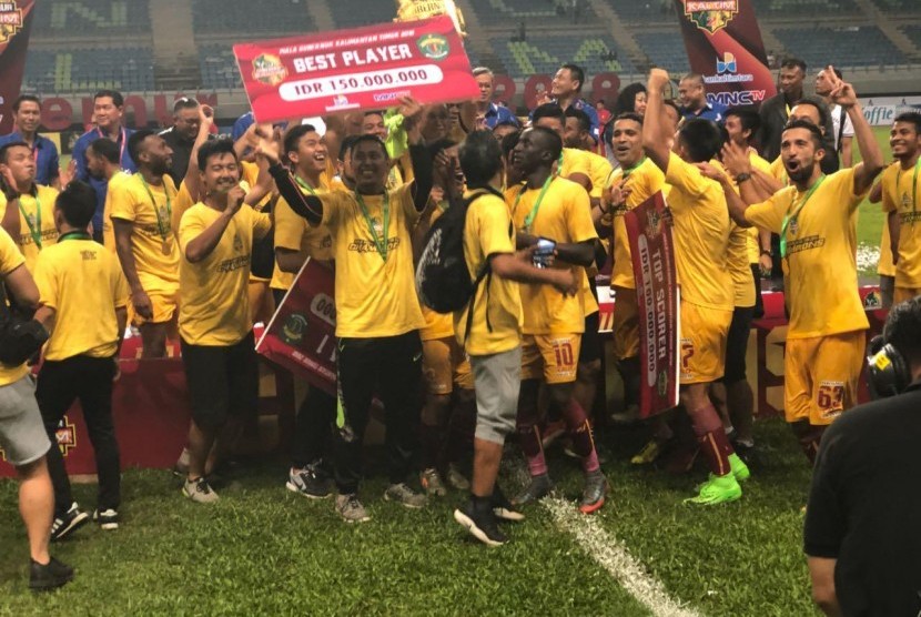 Para pemain Sriwijaya FC merayakan keberhasilan menjuarai Piala Gubernur Kaltim 2018.