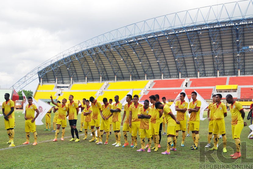  Para pemain Sriwijaya FC yang akan berlaga pada kompetisi Indonesia Super League (ISL) 2015 diperkenalkan kepada masyarakat Sumsel di stadion Gelora Sriwijaya, komplek Jakabaring Sport City (JSC). (Republika/Maspriel Aries)