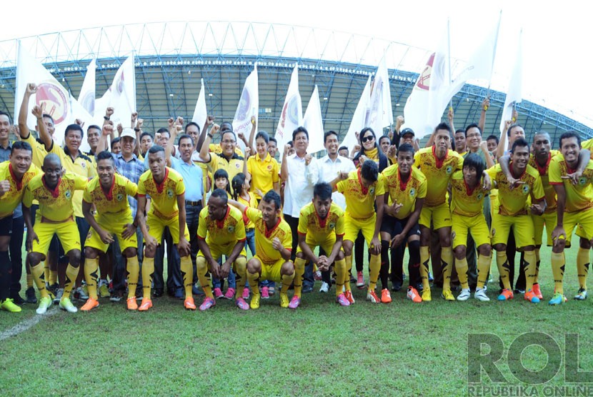  Para pemain Sriwijaya FC yang akan berlaga pada kompetisi Indonesia Super League (ISL) 2015 diperkenalkan kepada masyarakat Sumsel di stadion Gelora Sriwijaya, komplek Jakabaring Sport City (JSC). (Republika/Maspriel Aries)