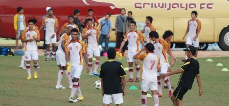 Para pemain Sriwijaya Football Club (SFC) melakukan latihan rutin di Stadion Garuda milik Kodam II Sriwijaya Palembang sebelum bertanding melawan Pelita Jaya Karawang. 