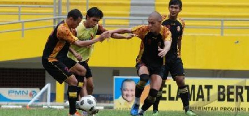 Para pemain Sriwijaya Football Club (SFC) melakukan latihan rutin persiapan laga ISL melawan Persija, di Stadion Jakabaring Palembang, Rabu (14/12). 