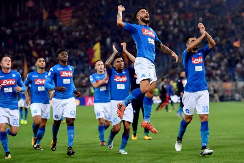 Para pemain SSC Napoli merayakan kemenangan 2-1 atas tim Ibu Kota, AS Roma, pada lanjutan Serie A Italia di Stadion Olimpico, Roma, Italia, Ahad (14/10) dini hari WIB. 