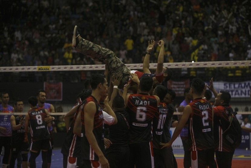 Para pemain Surabaya Bhayangkara Samator meluapkan kegembiraan setelah menjuarai Grand Final Proliga 2019.