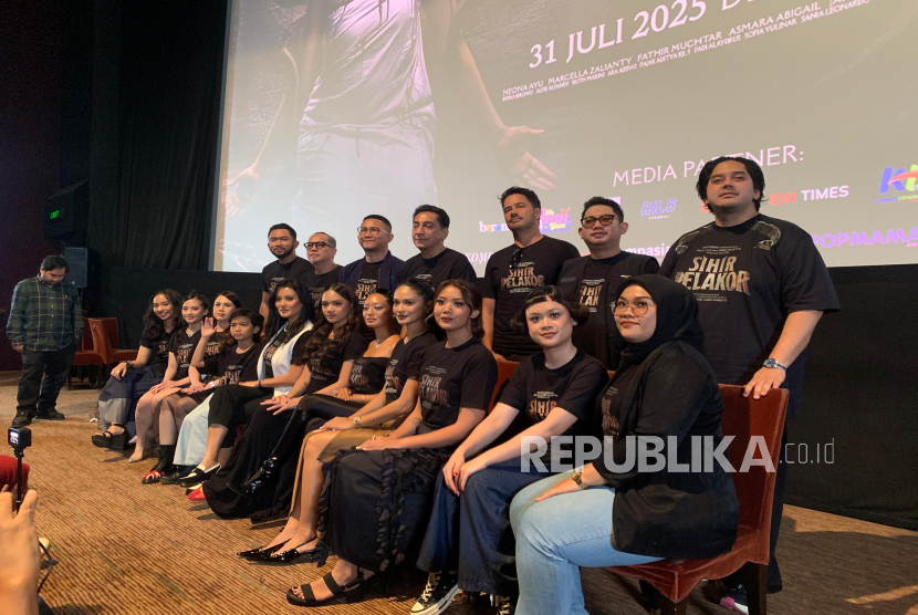 Para pemain, sutradara, dan produser film Sihir Pelakor saat konferensi pers di Jakarta pada Kamis (24/7/2025).