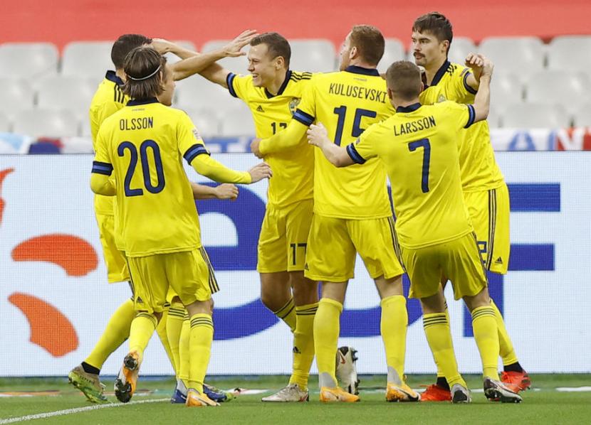 Para pemain Swedia merayakan gol ke gawang Prancis. Swedia takluk 2-4 dari Prancis pada laga UEFA Nations League.
