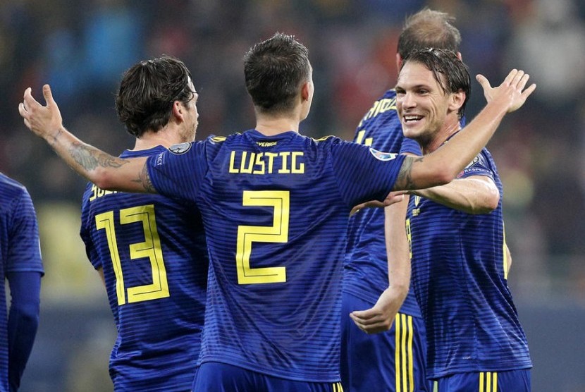 Para pemain Swedia merayakan gol ke gawang Rumania pada laga kualifikasi Euro 2020.