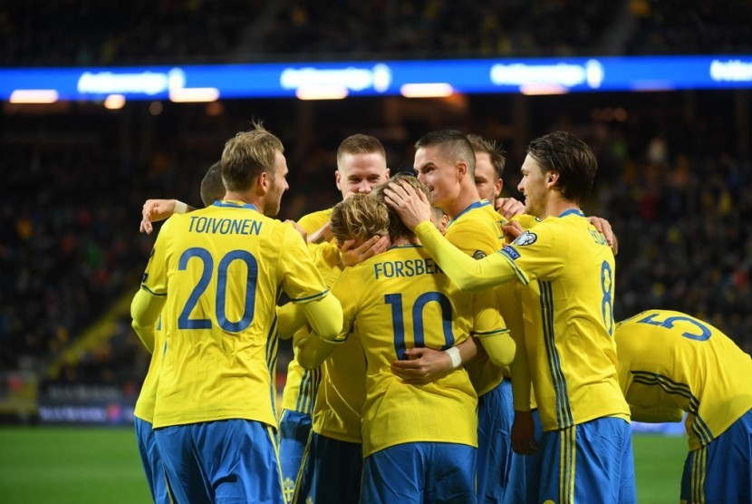 Para pemain Swedia merayakan gol yang dicetak Emil Forsberg (tengah nomor 10) ke gawang Belarusia pada kualifikasi Piala Dunia di Friends Arena, Solna, Swedia, Ahad (26/3) dini hari WIB.
