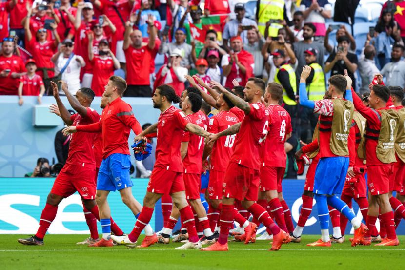  Para pemain Swiss melakukan selebrasi usai pertandingan sepak bola grup G Piala Dunia antara Swiss dan Kamerun, di Stadion Al Janoub di Al Wakrah, Qatar, Kamis, 24 November 2022. Swiss menang 1-0. 