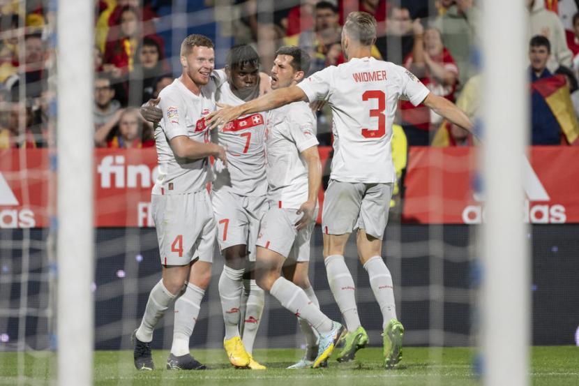 Para pemain Swiss merayakan keberhasilan mencetak gol ke gawang Spanyol pada lanjutan Ligs Bangsa-Bangsa di Zaragoza, Spanyol, Ahad (25/9/2022).