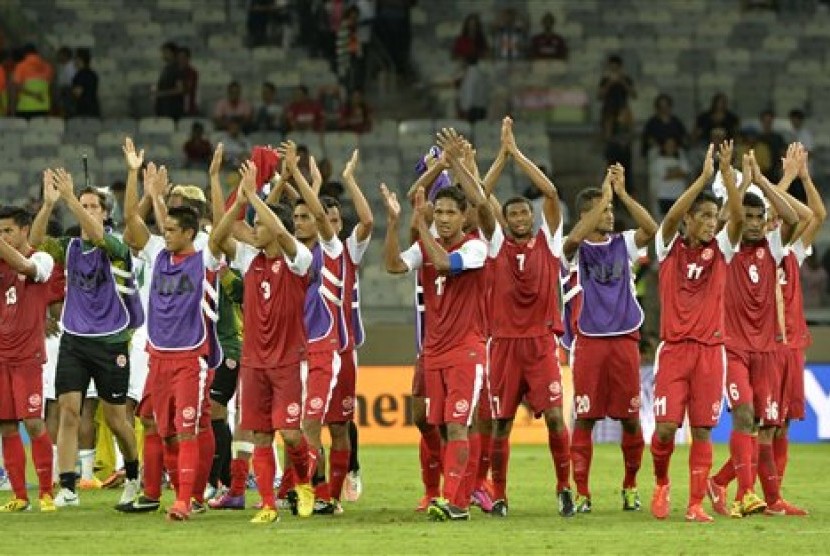 Para pemain Tahiti bertepuk tangan usai pertandingan meskipun kalah dengan skor 1-6 dari Nigeria pada partai pertama mereka di Grup B Piala Konfederasi 2013, Selasa (18/6) dini hari WIB.