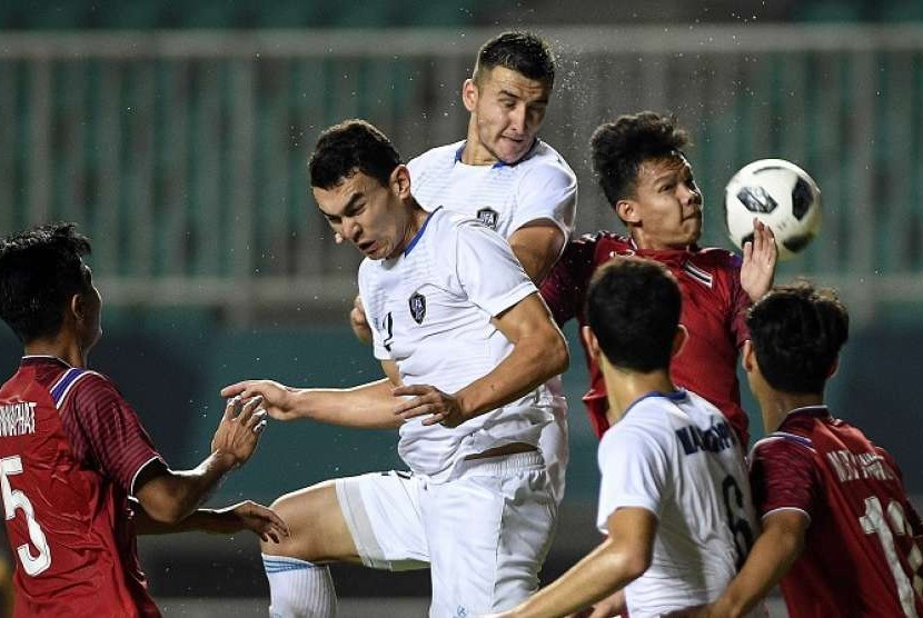 Para pemain Thailand berebut bola dengan Uzbekistan pada laga Grup B sepak bola putra Asian Games 2018, Ahad (19/8).