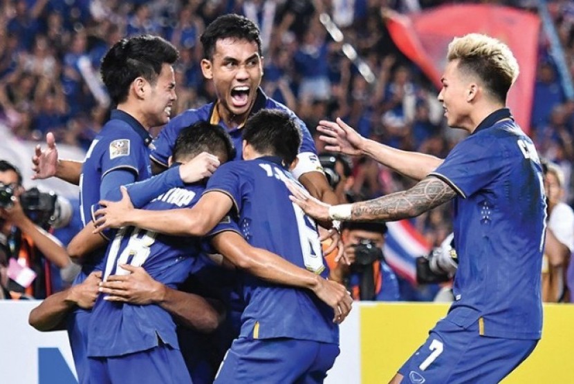 Para pemain Thailand merayakan gol ke gawang Indonesia.