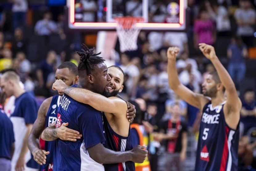 Para pemain tim basket Prancis merayakan keberhasilan menaklukkan Amerika Serikat pada perempat final Piala Dunia FIBA.
