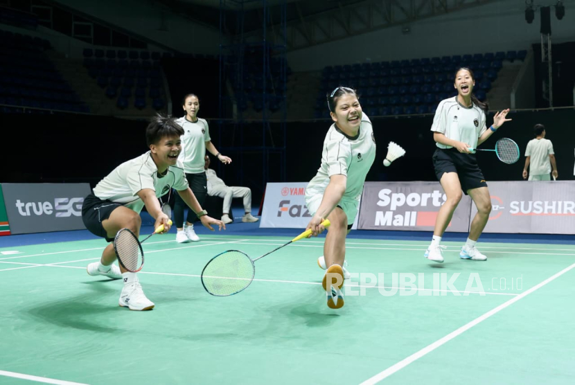 Para pemain tim bulu tangkis Indonesia menjajal lapangan Gymnasium 4 Thammasat University Rangsit Campus, Pathum Thani, Jumat (5/12/2025) sore. Lapangan ini akan digunakan sebagai venue cabang olahraga bulu tangkis SEA Games 2025 Thailand.