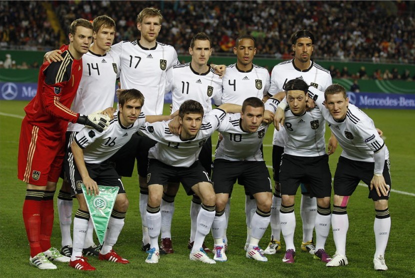 Para pemain tim nasional Jerman berfoto jelang laga Grup A kualifikasi Piala Eropa 2012 lawan Kazakhstan di Kaiserslautern, Jerman, beberapa waktu lalu. 
