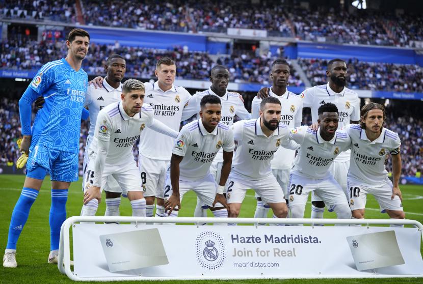  Para pemain tim Real Madrid berpose untuk foto sebelum pertandingan sepak bola La Liga Spanyol antara Real Madrid dan Girona di stadion Santiago Bernabeu di Madrid, Spanyol, Senin (31/10/2022)
