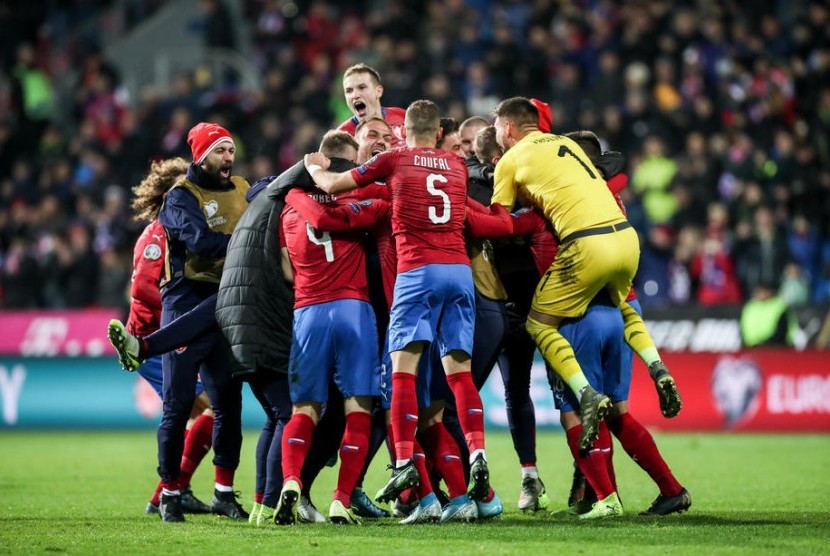 Para pemain tim Republik Ceska merayakan keberhasilan lolos ke putaran final Euro 2020.