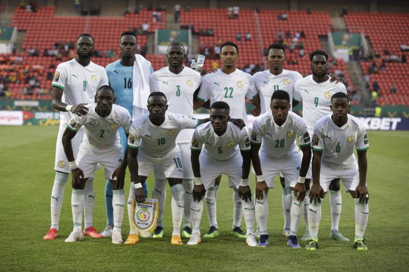 Para pemain tim Senegal berpose sebelum pertandingan Piala Afrika 2021. Senegal melanjutkan langkah ke perempat final Piala Afrika 2021 usai melewati Tanjung Verde berbekal kemenangan 2-0 dalam pertandingan babak 16 besar di Stadion Kouekong, Bafoussam, Kamerun, Rabu (26/1/2022) WIB.