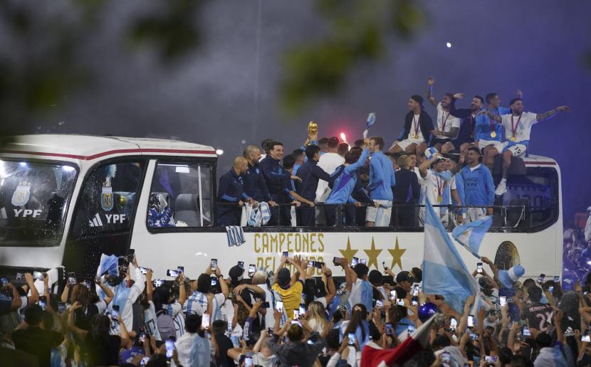 Para pemain tim sepak bola Argentina yang menjuarai Piala Dunia tiba di tempat latihan di mana mereka akan bermalam setelah mendarat di bandara Ezeiza di pinggiran Buenos Aires, Argentina, Selasa, 20 Desember 2022. 