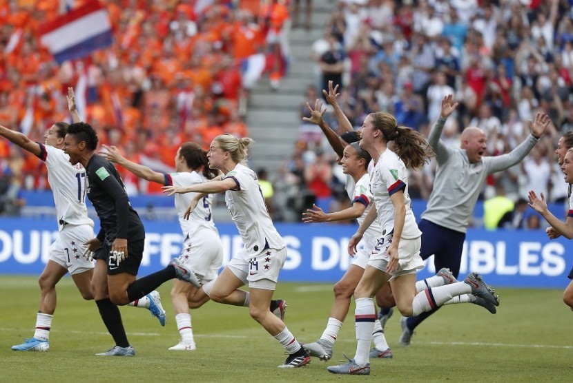 Para pemain tim sepak bola wanita Amerika Serikat meluapkan kegembiraan usai memastikan juara Piala Dunia Wanita 2019.