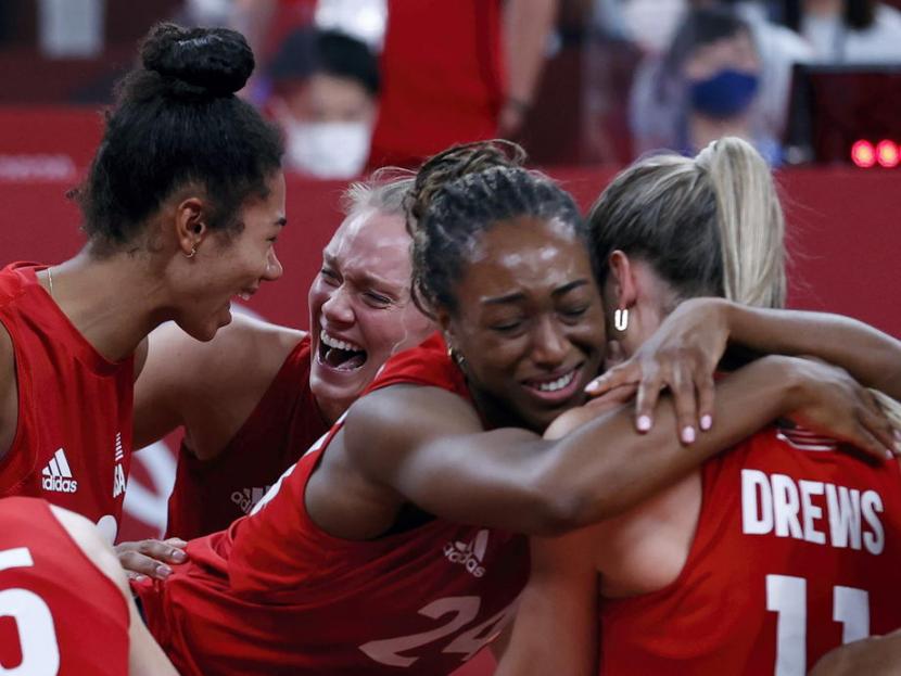 Para pemain tim voli putri Amerika Serikat (AS) merayakan kemenangan di final Olimpiade Tokyo atas Brazil, Ahad (8/8). Tim AS menang tiga set langsung 25-21, 25-20, 25-14. 